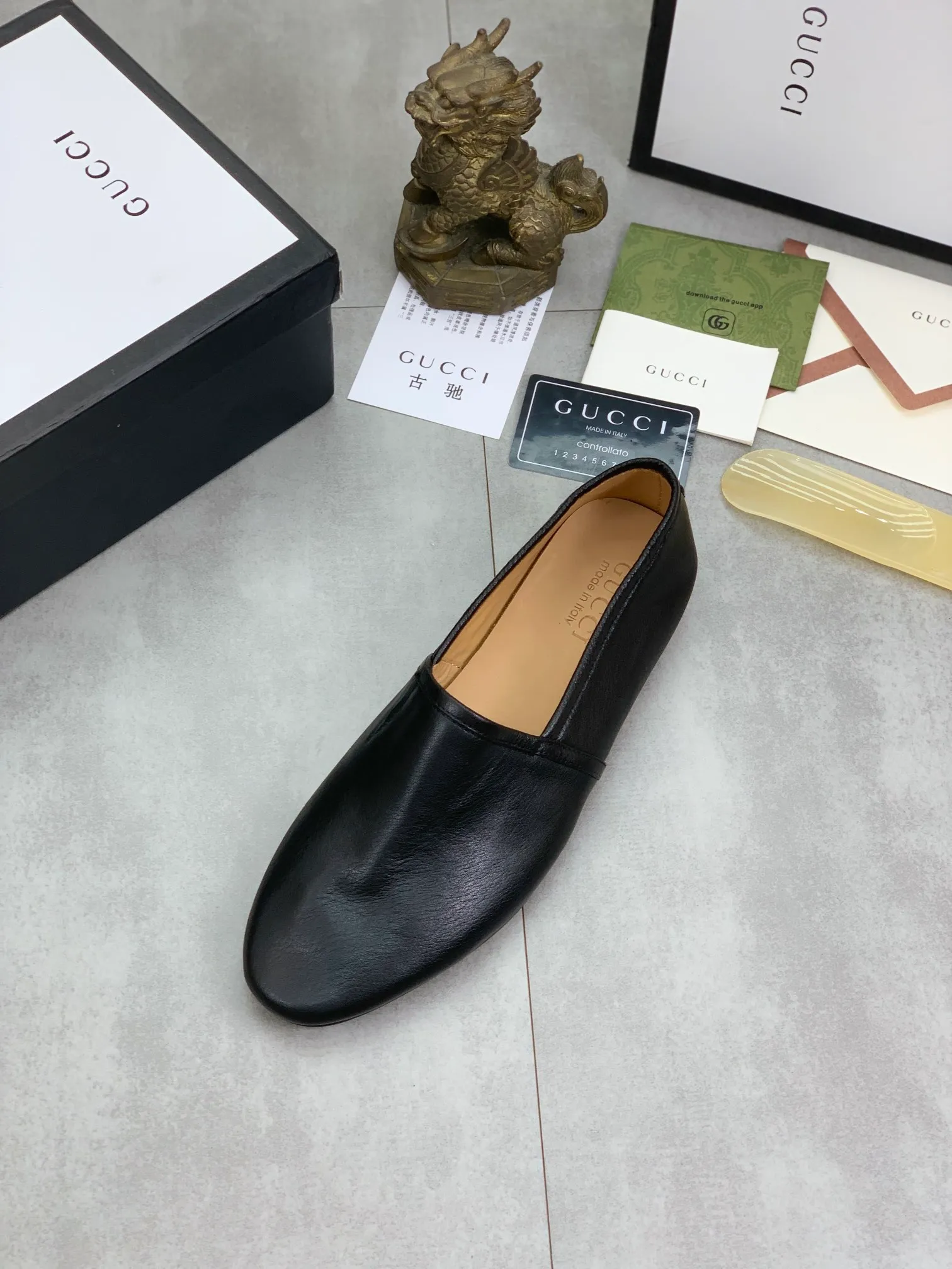 Men's Men's Shoes 💰P500💰【New Style】Water-dyed Niuli Gucci's most popular selection of lazy slip-on leather shoes (Gucci) official website latest Gucci lazy leather shoes, hot style 💥 simple and elegant style, exclusive for trendy men. Unique official website latest brand original double G embossing Elements 👑 Original Gucci decoration, fashionable and elegant, fabric original calfskin ✅ fully imported first-layer cowhide lining, official website designated wear-resistant, rubber business outsole, classic model taken at the counter in real life 🎬38-44 Black brown white optional